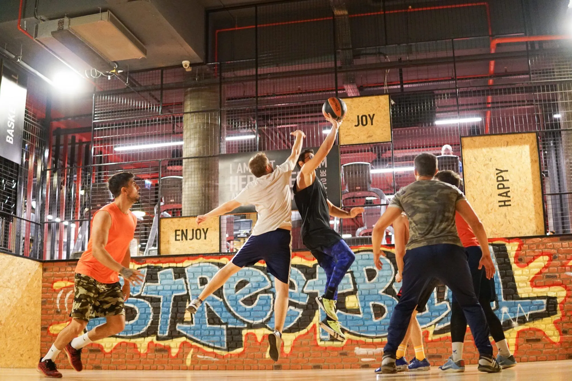 Grafitili kapalı basketbol sahası