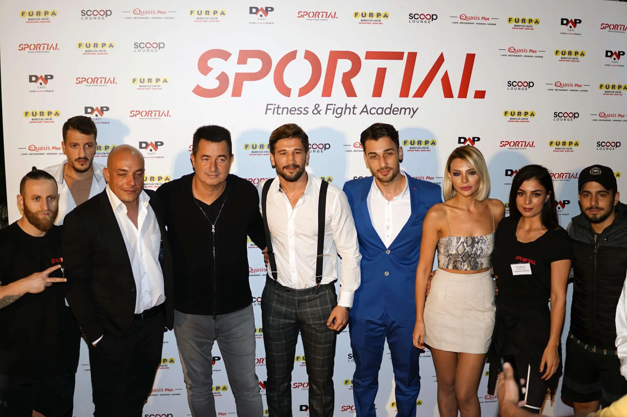 Sportial Club açılış gecesinde ünlü konuklar basın duvarı önünde